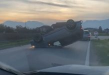 Rrokulliset një veturë në mes të rrugës – pamje nga vendi i ngjarjes