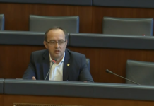 “Me mua nuk mundesh me diskutu kështu”, Hoti përplaset në Kuvend me Ministrin Murati