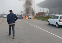 Digjen dy vetura në parkingun e aeroportit “Adem Jashari” në Prishtinë