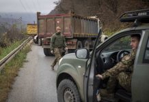 KFOR-i dërgon automjete të rënda në Veri– Kur do të nis largimi i barrikadave?