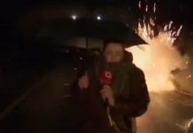 E frikshme: Serbët hedhin mjet shpërthyes teksa gazetarja kosovare po raportonte në Rudar – VIDEO