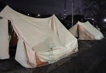 Pas barrikadave, serbët në Veri vendosin edhe tenda (Pamje)