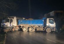 Serbët po krijojnë barrikada me kamionët që ua kishte dhuruar BE-ja
