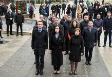Kurti e Osmani bëjnë homazhe tek shtatorja e Zahir Pajazitit