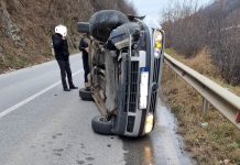 Aksidentohet një veturë, dyshohet për të lënduar (PAMJE)
