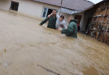 Momenti kur shpëtohet çifti i moshuar nga shtëpia e vërshuar në fshatin Llaushë (VIDEO)