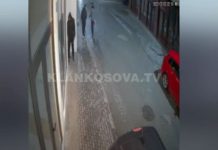 Tre persona provojnë të vjedhin tek “Xhamia e Llapit” (Video)