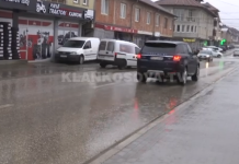 Dhëndri sulmon me makinë mikun (VIDEO)
