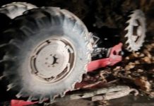 Policia me disa qytetarë ndihmojnë një person që ishte rrokullisur me traktor (PAMJE)