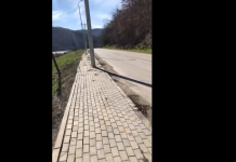 E çuditshme! Kjo është gjendja e trotuarit në këtë fshat të Podujevës (VIDEO)