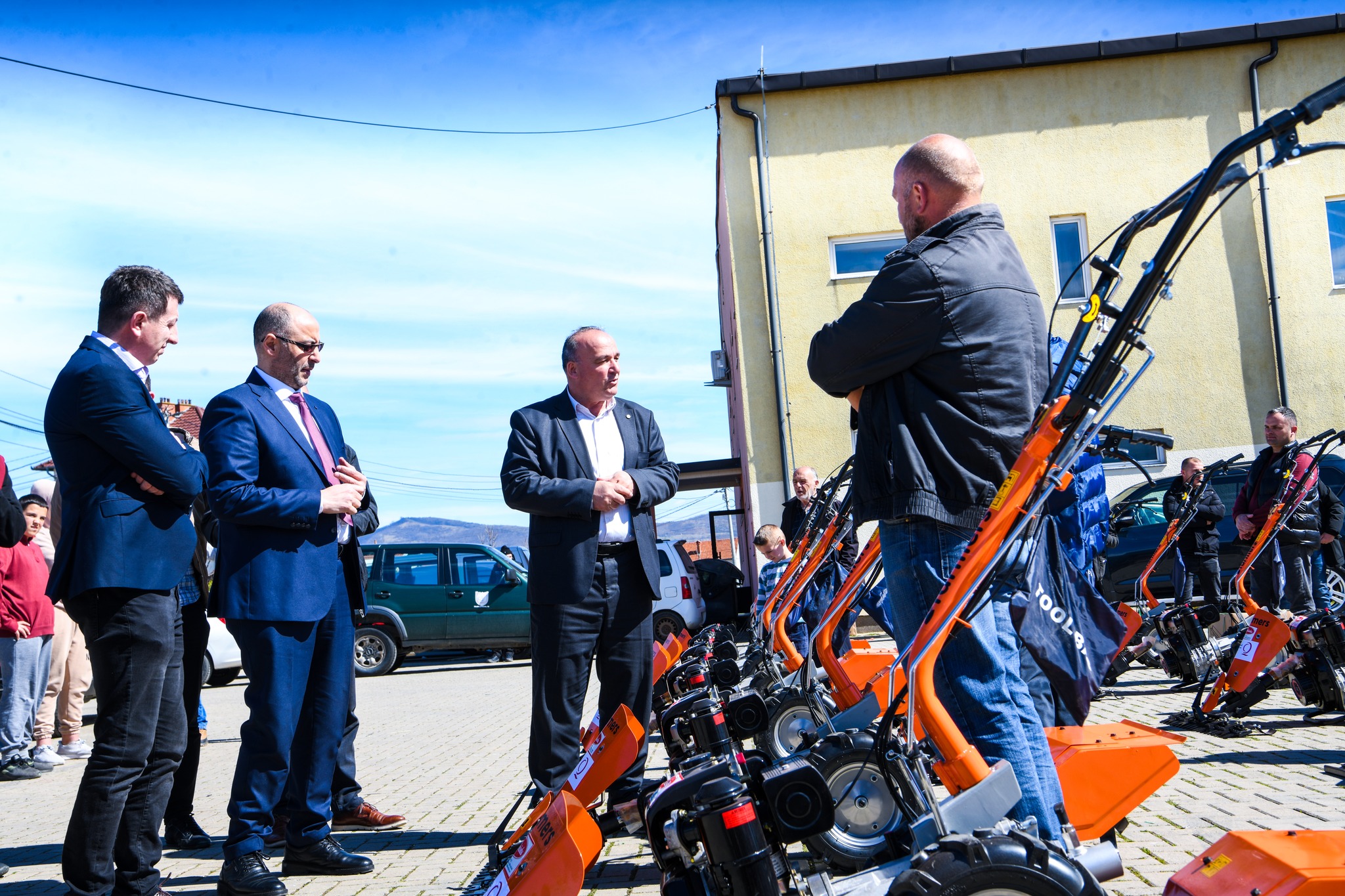 Shpërndahen motokultivatorët për fermerët në Podujevë (FOTO)