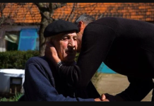 Pamje emocionuese: Babë e bir pajtohen në Natën e Ramazanit