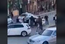 Del momenti kur taksisti rrahet me një person në Prishtinë (VIDEO)