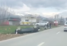 Pamje nga aksidenti që ndodhi sot, vetura përfundon me katër rrota përpjetë (VIDEO)