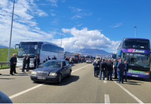 Bllokohet autostrada – Mijëra qytetarë drejt Prishtinës në përkrahje të krerëve të UÇK-së