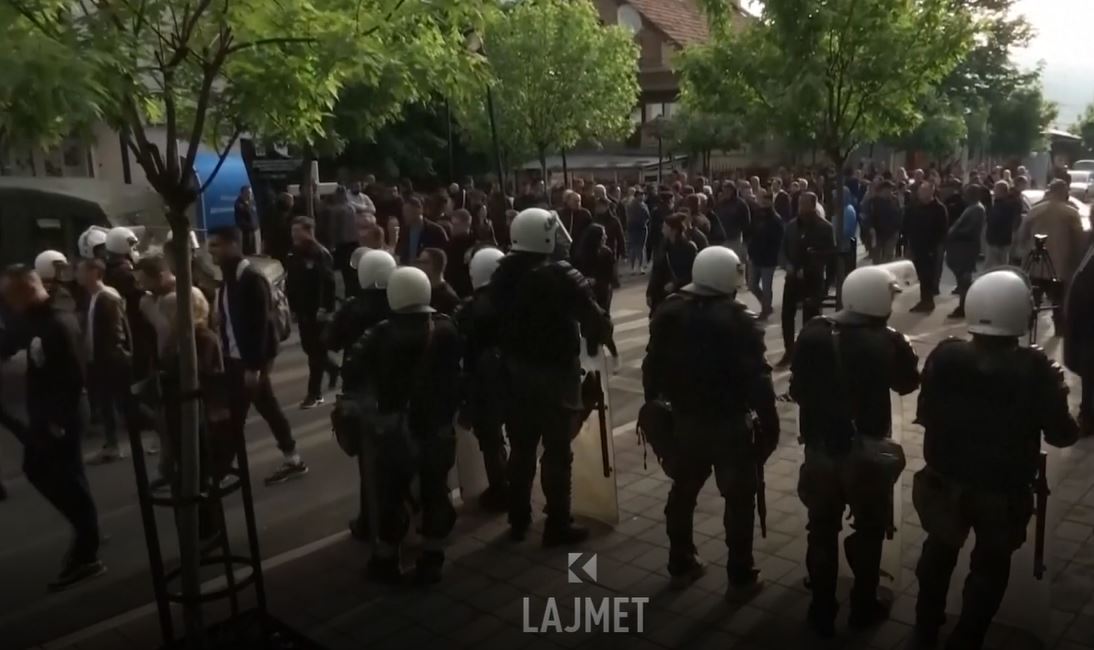Momenti kur protestuesit serbë në Zveçan e kalojnë kordonin e vendosur ...