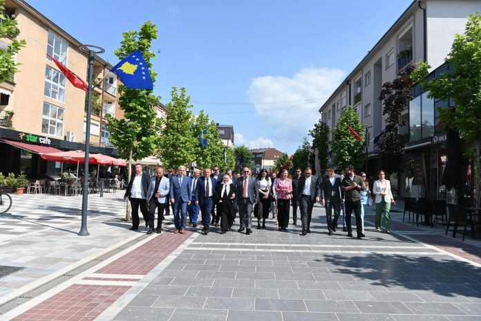 Podujevë: Mbahet seancë solemne për 24-vjetorin e çlirimit dhe u bënë homazhe pranë shtatoreve të dëshmorëve