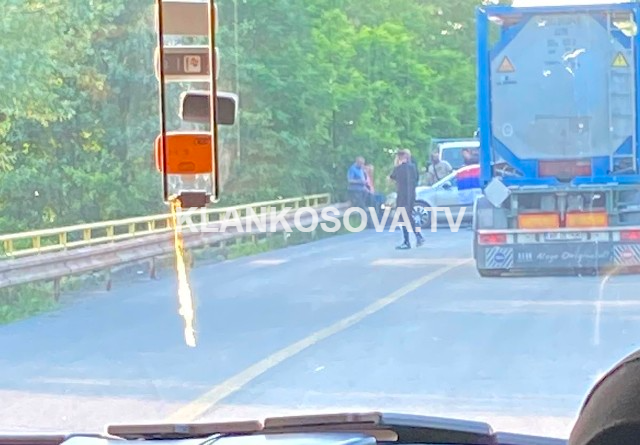 Automjetet me targa të Kosovës pengohen të kalojnë nëpër Serbi (PAMJE)