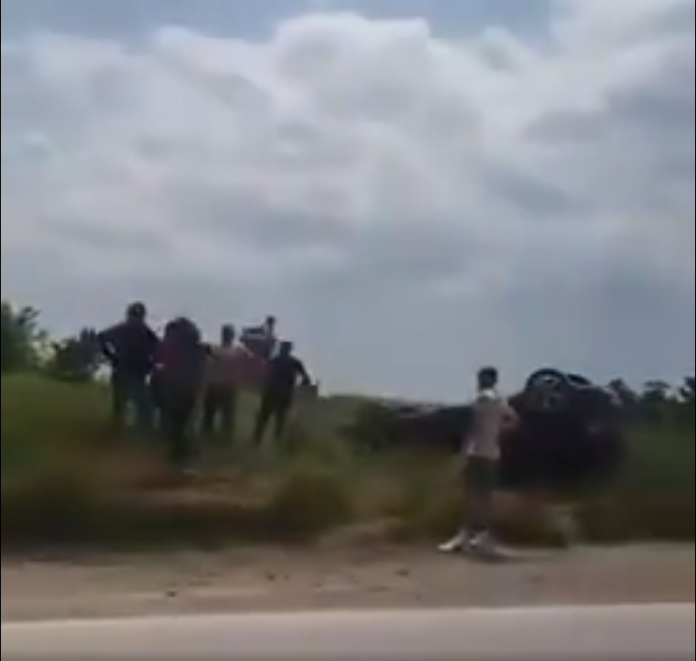 Aksidentohet një veturë – përfundon në ara e rrokullisur (VIDEO)