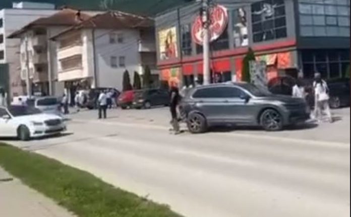 Aksidentohen dy vetura dhe më pas shoferët rrahën mes vete