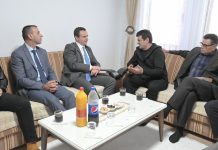 Albin Kurti në Podujevë, shkon për Bajram te policët që u rrëmbyen