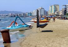 Vdes një person në plazhin e Durrësit