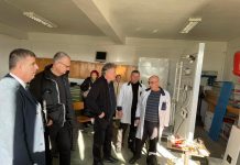 Një delegacion nga Sllovenia viziton këtë shkollë në Podujevë (Pamje)