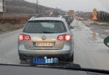 Me targa serbe dhe pastikera – Vetura nga Serbia lëviz në rrugën Podujevë – Prishtinë (Pamje)