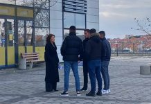 Familjarët e Liridona Ademajt arrijnë në gjykatë, pas pak fillon seanca dëgjimore për Naim Murselin dhe dy të tjerët