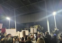 Protestuesit thyejnë kordonin e policisë, hyjnë në oborrin e Qeverisë