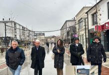 Deputetja e LDK-së qëndron në Podujevë; Kjo është dhurata e veçantë që e mori (Foto)