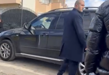 “Xhipi” i Kurtit pëson defekt gjatë vizitës në Podujevë, nuk ndizet as pas disa tentimesh (Video)