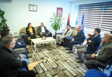 Bulliqi shkon në zyre të Bashkësisë Islame në Podujevë, pritet nga kryetari Mensur Hoti