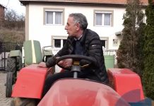 Burri nga Podujeva i flaktë pas traktorëve, “O i kom shumë marak, e kena punu tokën”, dëgjojeni se sa i ka gjithsej