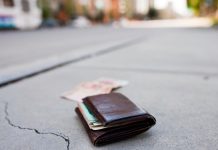 Podujevë; Llapjani gjen para në rrugë, po e kërkon personin që i kanë humbur t’ia kthej