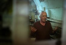 Gazeta më e madhe angleze shkruan për Emin Hasanin nga Podujeva: Punon dhe agjëron, iftarin e bën 800 metra nën tokë (FOTO)