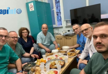 Mjeku i njohur llapjan me kolegët e tij duke bërë iftar, ja çka shkruan hoxha nga Podujeva për agjërimin e tyre