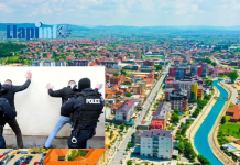 Ndodhi në këtë fshat të Podujevës; U kapën në trafik, gjashtë persona rrahen – njëri nga ta gjuajti me kallash