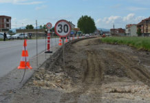 Vetura përfundon jashtë rrugës në magjistralen Podujevë – Prishtinë (Foto)