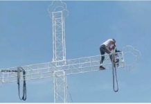 Serbët lokal vendosin një kryq të madh në Preshevë