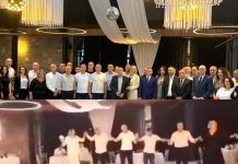 Veteranët e UÇK-së në Podujevë festojnë me këngë dhe valle, prezent edhe William Walker (Video)