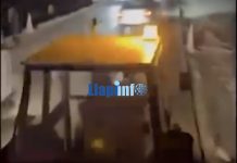 Nuk po e durojnë pluhurin, banorët dalin me traktor ta ujisin rrugën Podujevë – Prishtinë (Video)