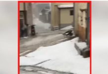 Pamje apokaliptike – Vërshohet i gjithë fshati, breshëri mbulon trotuaret (Video)