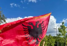 Florent Matarova nga Podujeva me flamur kombëtar rrugëve të Gjermanisë (Pamje)