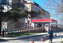 Publikohen pamje të personit që ra nga lartësia teksa po punonte