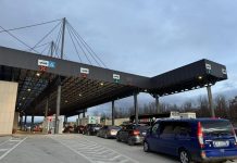 Kolona të gjata në Merdare, deri në tri orë pritje për të dalë nga Kosova