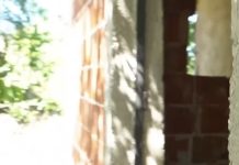 “Ruje zemrën” – Mbishkrimi në shtëpinë që po i frikëson llapjanët, – “Thuhet që është ɱbyt një djalë” (Video)