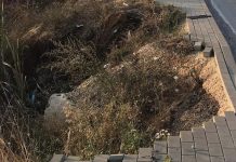 Situatë e rrezikshme e trotuarit në këtë fshat të Podujevës (Pamje)