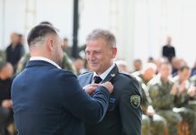 Ushtria e përcjell me ceremoni pensionimin e kokës ushtarake, Naim Haziri