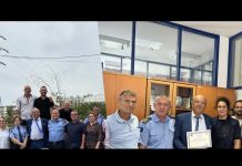Pensionohet polici i njohur në Podujevë, kolegët e përshëndesin me lot në sy (Video)